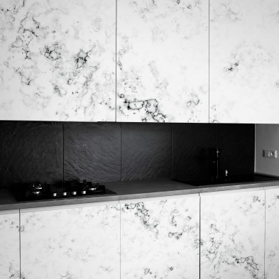 Vinilo con texturas impresas de mármol blanco para decorar muebles de cocina