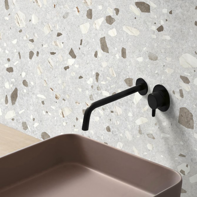 Terrazo Mármol Calacatta - vinilo Lokoloko, lavable y autoadhesivo para pared de lavabo y ducha. Diseño en tonos gris y marrón.