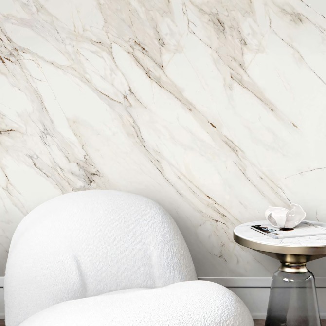 Mármol Calacatta Oro - Vinilo Lokoloko lavable y autoadhesivo para paredes y muebles de salón, en color blanco y tierra.