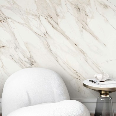 Mármol Calacatta Oro - Vinilo Lokoloko lavable y autoadhesivo para paredes y muebles de salón, en color blanco y tierra.