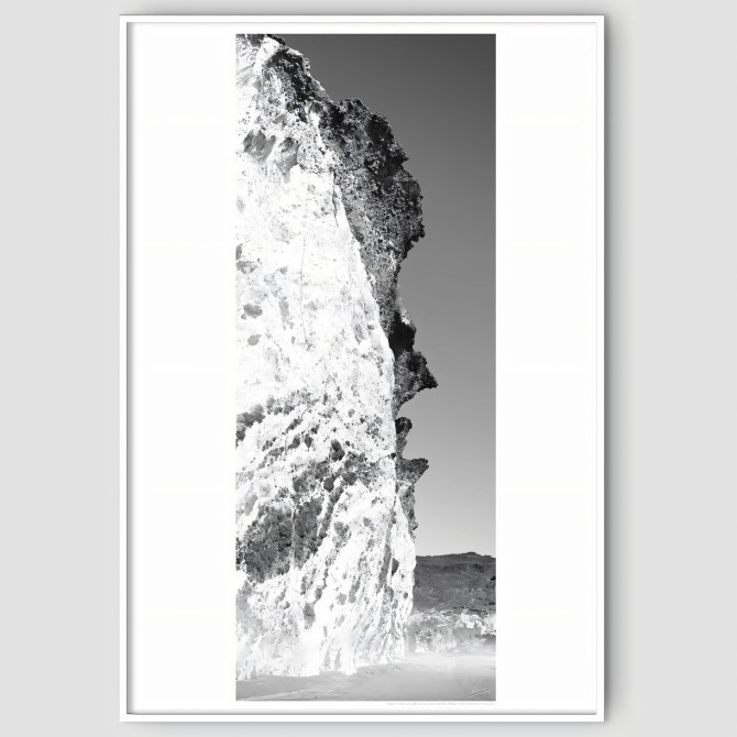 Póster fotográfico en papel ecológico texturizado.del Acantilado Cala Chica  Parque Natural Cabo de Gata, blanco y negro.