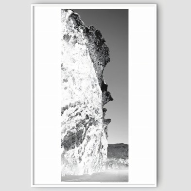 Póster fotográfico en papel ecológico texturizado.del Acantilado Cala Chica  Parque Natural Cabo de Gata, blanco y negro.