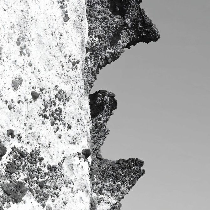 Póster fotográfico en papel ecológico texturizado.del Acantilado Cala Chica  Parque Natural Cabo de Gata, blanco y negro.