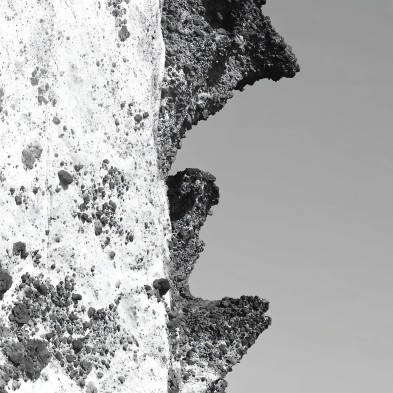 Póster fotográfico en papel ecológico texturizado.del Acantilado Cala Chica  Parque Natural Cabo de Gata, blanco y negro.