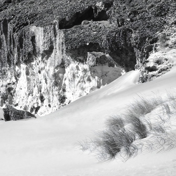 Póster fotográfico en papel ecológico texturizado de Cala Chica en el Parque Natural de Cabo de Gata, blanco y negro. Lokoloko