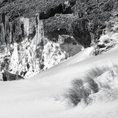 Póster fotográfico en papel ecológico texturizado de Cala Chica en el Parque Natural de Cabo de Gata, blanco y negro. Lokoloko