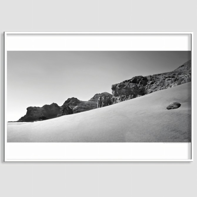 Póster fotográfico en papel ecológico texturizado.cala grande en el Parque de Cabo de Gata Nijar, blanco y negro. Lokoloko
