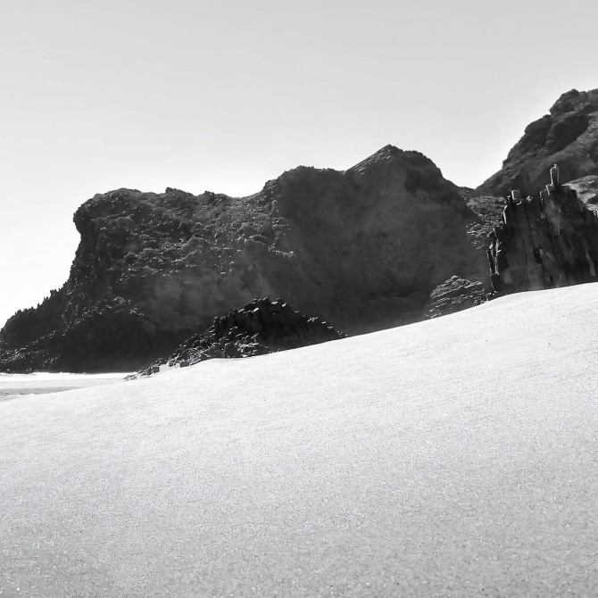 Póster fotográfico en papel ecológico texturizado.cala grande en el Parque de Cabo de Gata Nijar, blanco y negro. Lokoloko