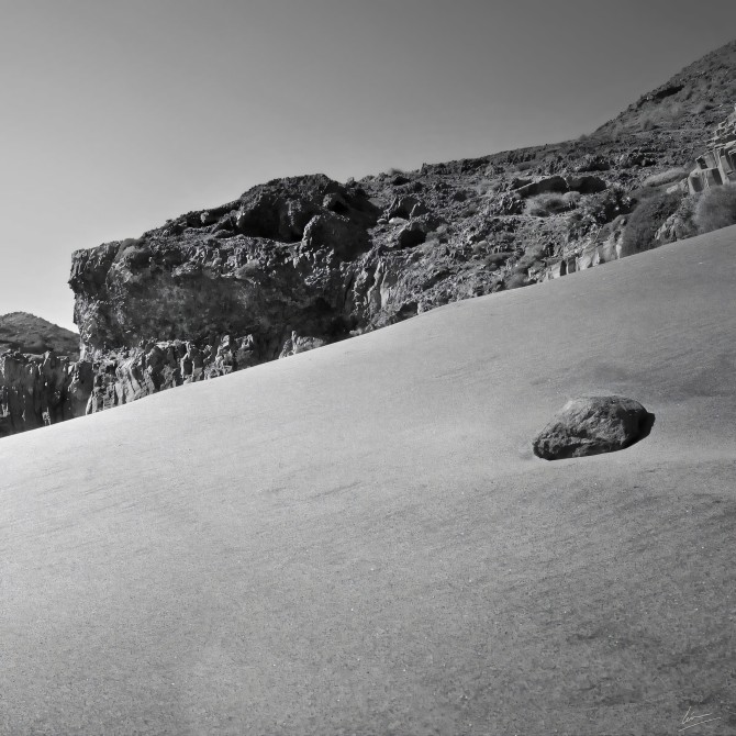 Photographic poster on textured eco-friendly wallpaper the Cala Grande in the Cabo de Gata Níjar Park, black and white. Lokoloko