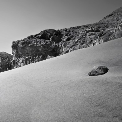 Póster fotográfico en papel ecológico texturizado.cala grande en el Parque de Cabo de Gata Nijar, blanco y negro. Lokoloko