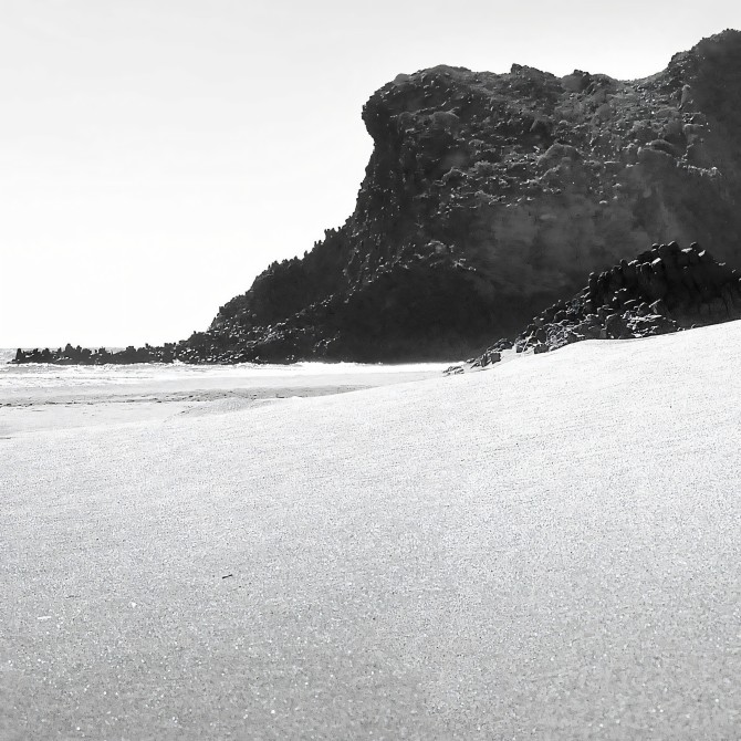 Póster fotográfico en papel ecológico texturizado.cala grande en el Parque de Cabo de Gata Nijar, blanco y negro. Lokoloko