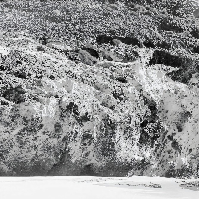 Póster fotográfico en papel ecológico texturizado. Punta de Cala Grande Parque Natural Cabo de Gata, blanco y negro. lokoloko