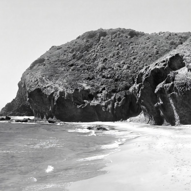 Póster fotográfico en material satinado de cala barronal en el Parque de Cabo de Gata Níjar, blanco y negro. Lokoloko