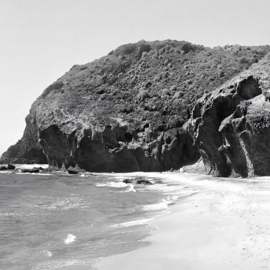Póster fotográfico en material satinado de cala barronal en el Parque de Cabo de Gata Níjar, blanco y negro. Lokoloko