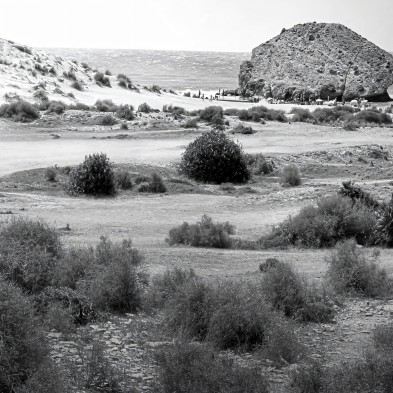 Póster fotográfico en papel ecológico texturizado de la playa de Mónsul y su dona fosil. Cabo de Gata, Blanco y negro. Lokoloko