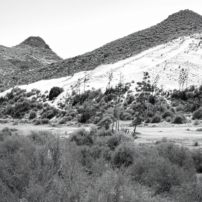 Póster fotográfico en papel ecológico texturizado de la playa de Mónsul y su dona fosil. Cabo de Gata, Blanco y negro. Lokoloko