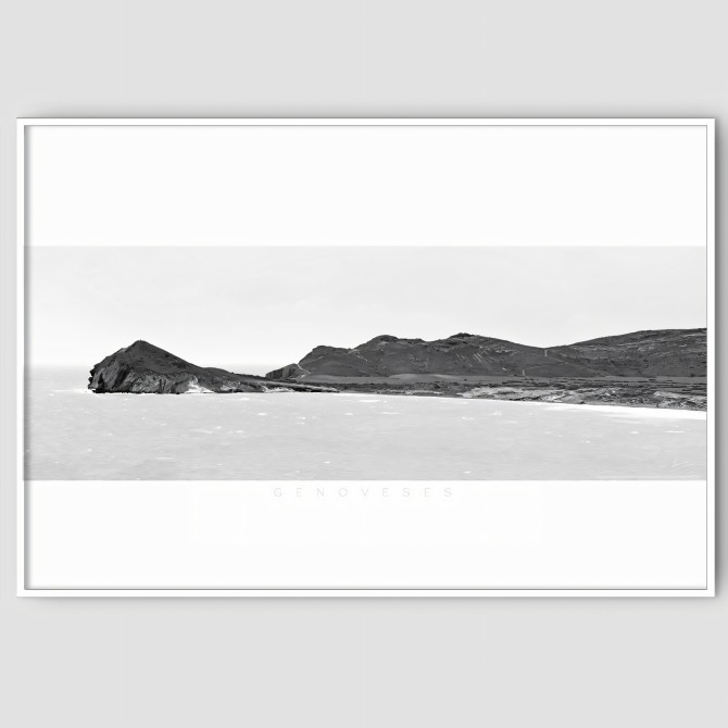 Póster fotográfico en papel ecológico texturizado. Bahía y Morrón de los Genoveses Parque Natural Cabo de Gata, blanco y negro.