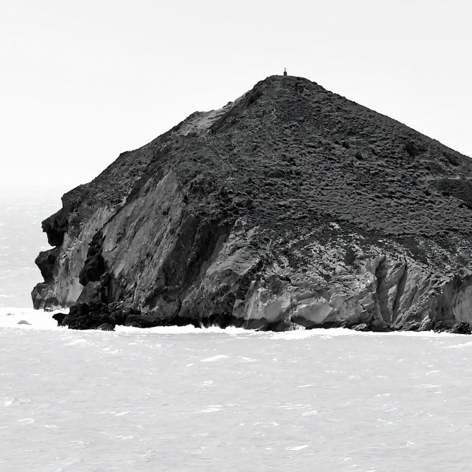 Póster fotográfico en papel ecológico texturizado. Bahía y Morrón de los Genoveses Parque Natural Cabo de Gata, blanco y negro.