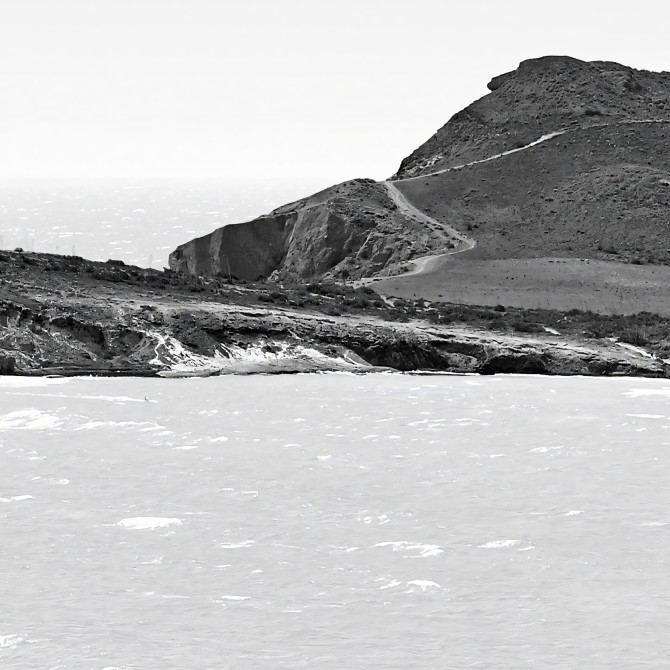 Póster fotográfico en papel ecológico texturizado. Bahía y Morrón de los Genoveses Parque Natural Cabo de Gata, blanco y negro.