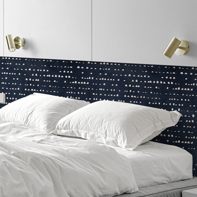Serena Noche. Papel pintado ecológico autoadhesivo texturizado para pared de cabecero en dormitorio. Lokoloko