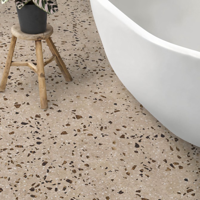 Terrazo Beneto - vinilo Lokoloko antideslizante,  lavable y autoadhesivo para suelos de baños y aseos en tonos tierra.