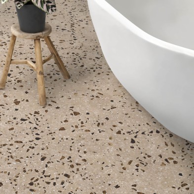 Terrazo Beneto - vinilo Lokoloko antideslizante,  lavable y autoadhesivo para suelos de baños y aseos en tonos tierra.