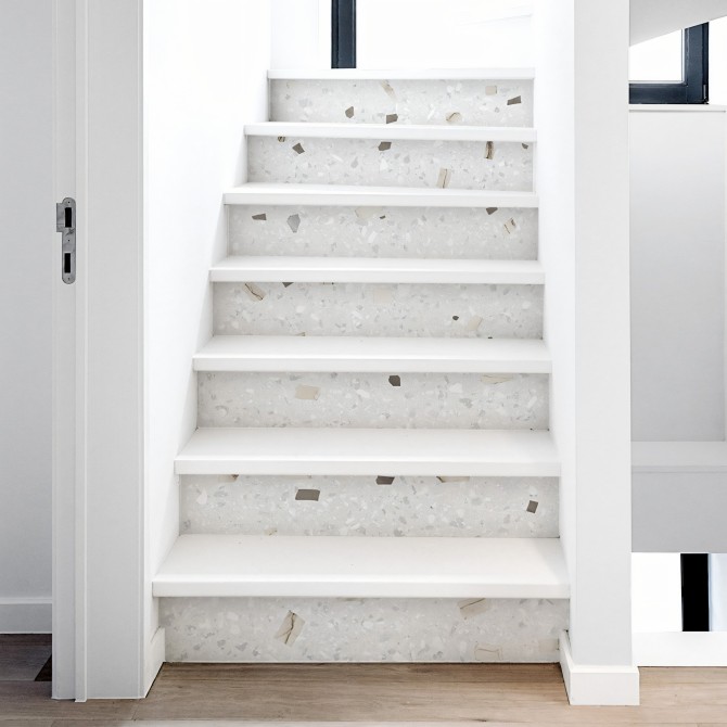 Terrazo Fenice - Vinilo Lokoloko lavable, autoadhesivo, para decorar escaleras en tonos tierra y suaves grises.