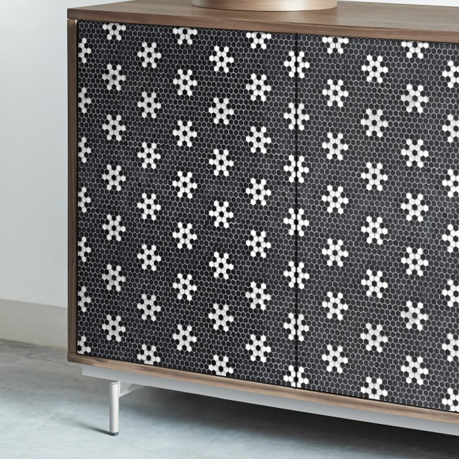 Mosaico de Estrellas Blancas. Vinilo lavable, tintas ecologicas, antibacterias para forrar aparador de salón.