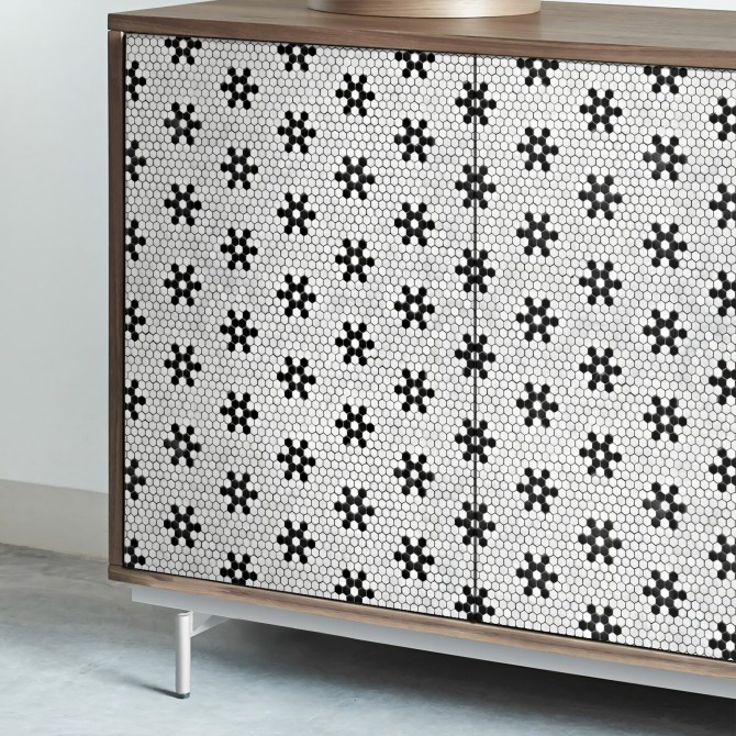 Mosaico de Estrellas Negras. Vinilo lavable, tintas ecologicas, opaco, antibacterias para aparador de salón.