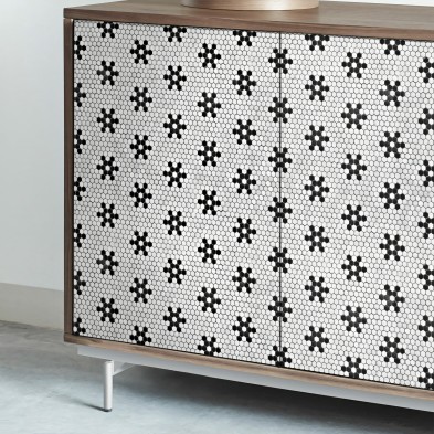 Mosaico de Estrellas Negras. Vinilo lavable, tintas ecologicas, opaco, antibacterias para aparador de salón.