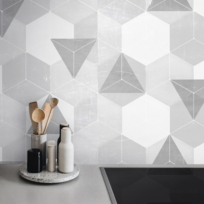 Hexágonos nórdicos gris claro. Vinilo lavable texturizado, resistente al agua, para paredes de azulejos en cocina.