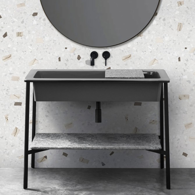 Terrazo Fenice - Vinilo Lokoloko lavable, autoadhesivo, opaco para paredes de baño, aseo o ducha en suaves tonos tierra.