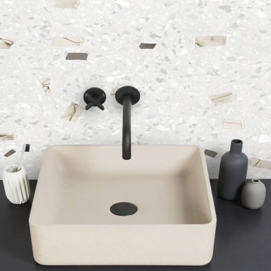 Terrazo Fenice - Vinilo Lokoloko lavable, autoadhesivo, opaco para paredes de baño, aseo o ducha en suaves tonos tierra.