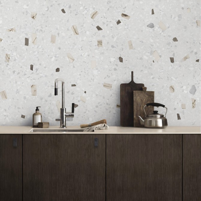 Terrazo Fenice - Vinilo Lokoloko lavable, autoadhesivo, para paredes y azulejos de cocina en tonos tierra y suaves grises.