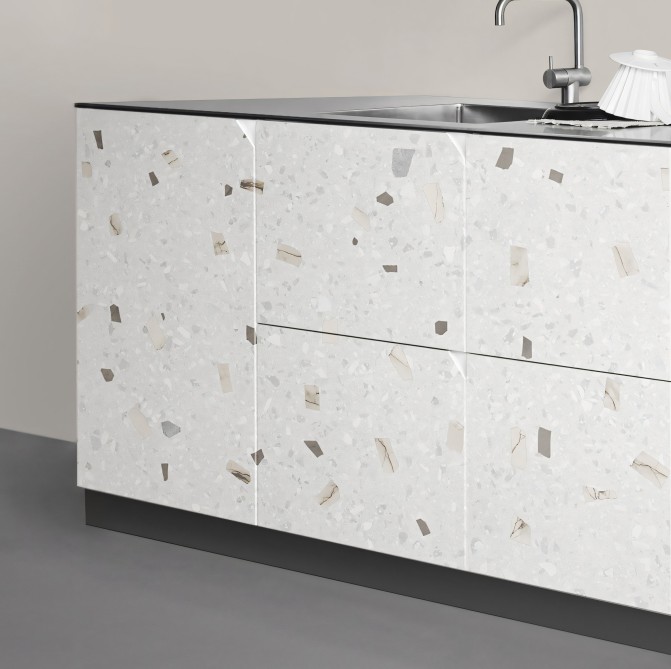 Terrazo Fenice - Vinilo Lokoloko lavable, autoadhesivo, para muebles de cocina en tonos tierra y suaves grises.