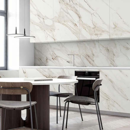 Mármol Calacatta Oro - Vinilo Lokoloko lavable y autoadhesivo para paredes y muebles de cocina, en color blanco y tierra.