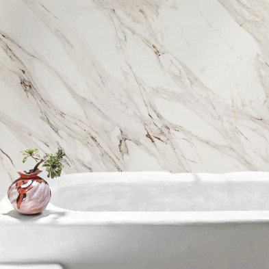 Mármol Calacatta Oro - Vinilo Lokoloko lavable y autoadhesivo para paredes y azulejos de baño en color blanco y tierra.