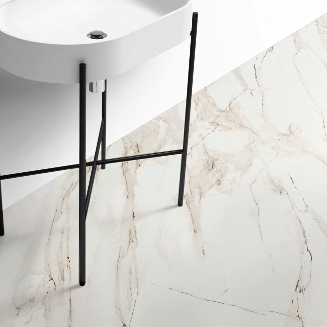 Mármol Calacatta Oro - Vinilo Lokoloko lavable y autoadhesivo para suelos de baños o cocinas, en color blanco y tierra.