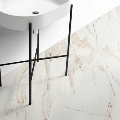 Mármol Calacatta Oro - Vinilo Lokoloko lavable y autoadhesivo para suelos de baños o cocinas, en color blanco y tierra.
