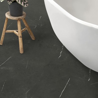 Mármol Nero - Diseño Lokoloko gris oscuro con vetas blancas, lavable y autoadhesivo. Para suelos de baños o aseos.