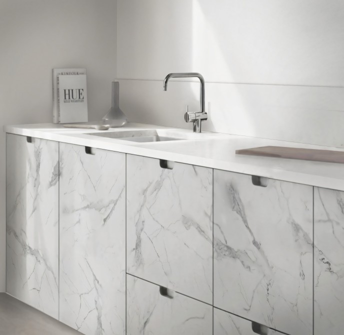 Mármol Pasarela, Vinilo lavable autoadhesivo para muebles de cocina, puertas, cornisas,  o cajones, en color blanco y gris.