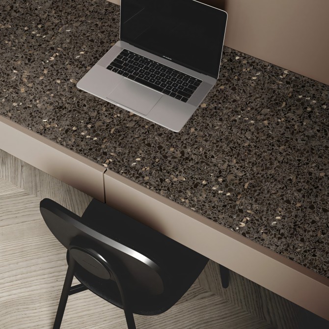 Terrazo Monsul. Vinilo lavable autoadhesivo para muebles de oficina, salón, comedor o dormitorio. Gris oscuro. Lokoloko