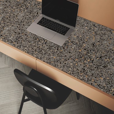 Terrazo Carboneras. Vinilo lavable autoadhesivo para muebles de oficina, salón, comedor o dormitorio. Gris y naranja. Lokoloko
