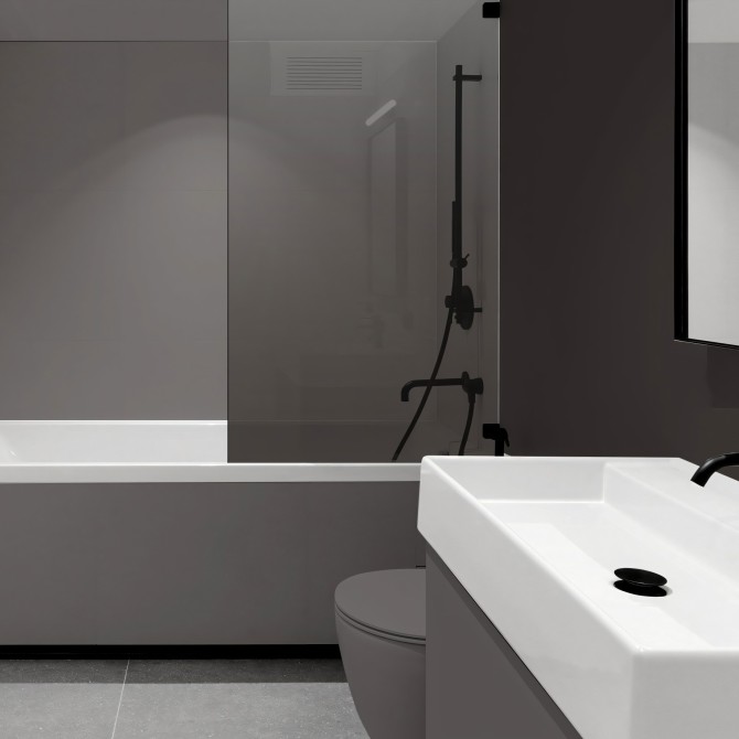 Degradado Marrón Kobe en vinilo transparente lavable para baños, decorando y renovando una mampara de bañera. Lokoloko