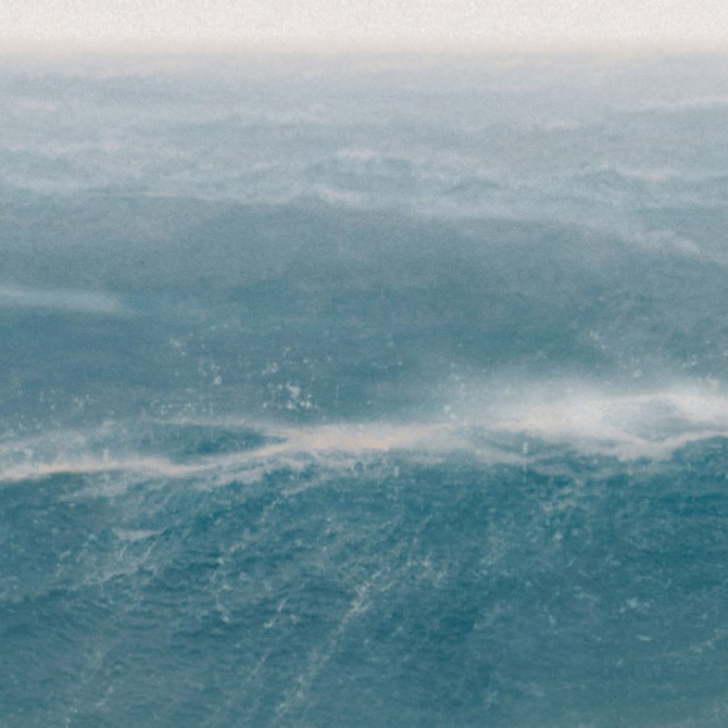 Taifu mural in eco-friendly PVC-free wallpaper, is a deep blue ocean with a light gray sky. detalle. lokoloko