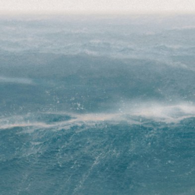 Taifu mural in eco-friendly PVC-free wallpaper, is a deep blue ocean with a light gray sky. detalle. lokoloko