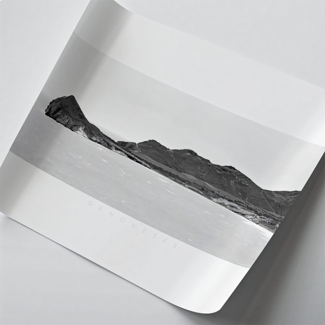 Póster fotográfico en papel ecológico texturizado. Bahía y Morrón de los Genoveses Parque Natural Cabo de Gata, blanco y negro.