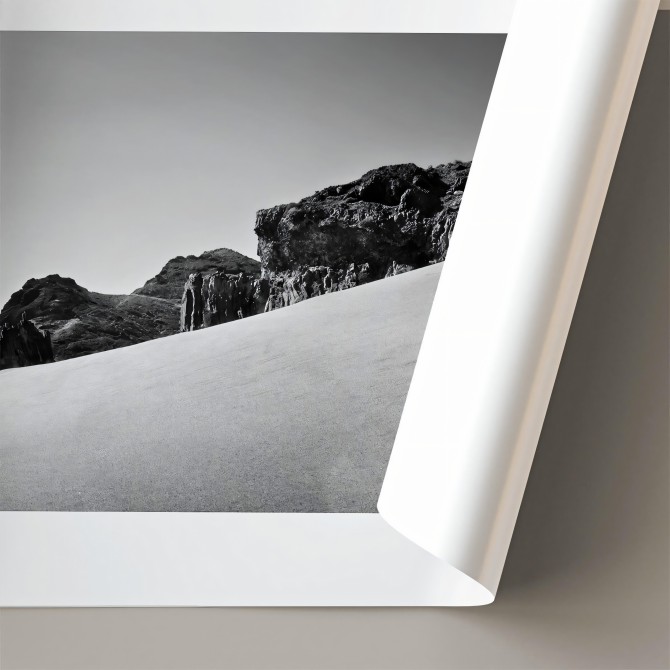 Póster fotográfico en papel ecológico texturizado.cala grande en el Parque de Cabo de Gata Nijar, blanco y negro. Lokoloko