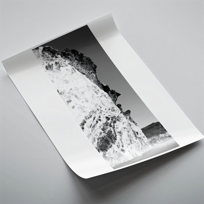 Póster fotográfico en papel ecológico texturizado.del Acantilado Cala Chica  Parque Natural Cabo de Gata, blanco y negro.