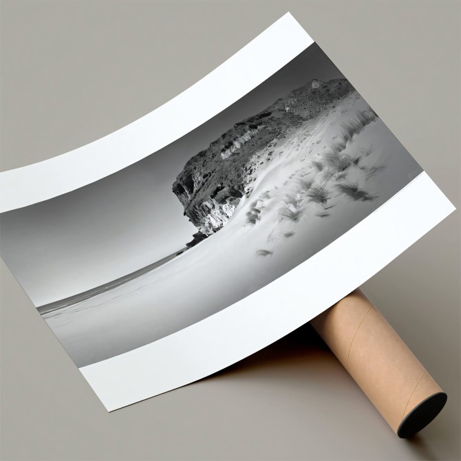 Póster fotográfico en papel ecológico texturizado de Cala Chica en el Parque Natural de Cabo de Gata, blanco y negro. Lokoloko